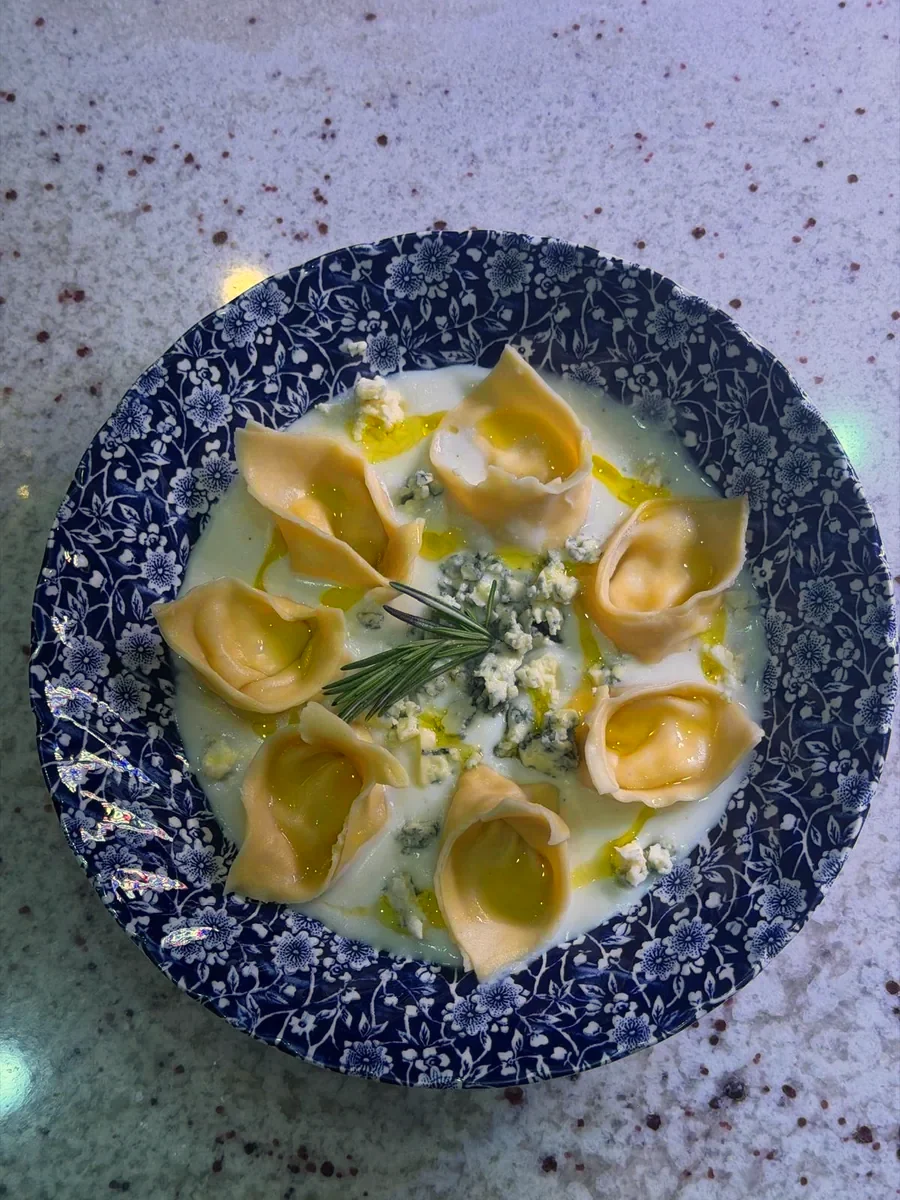 Cappelletti en crema de gorgonzola con romero y aceite de oliva