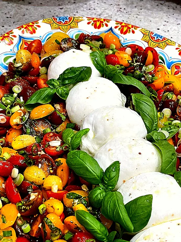 Burrata con tomates y albahaca, de cerca