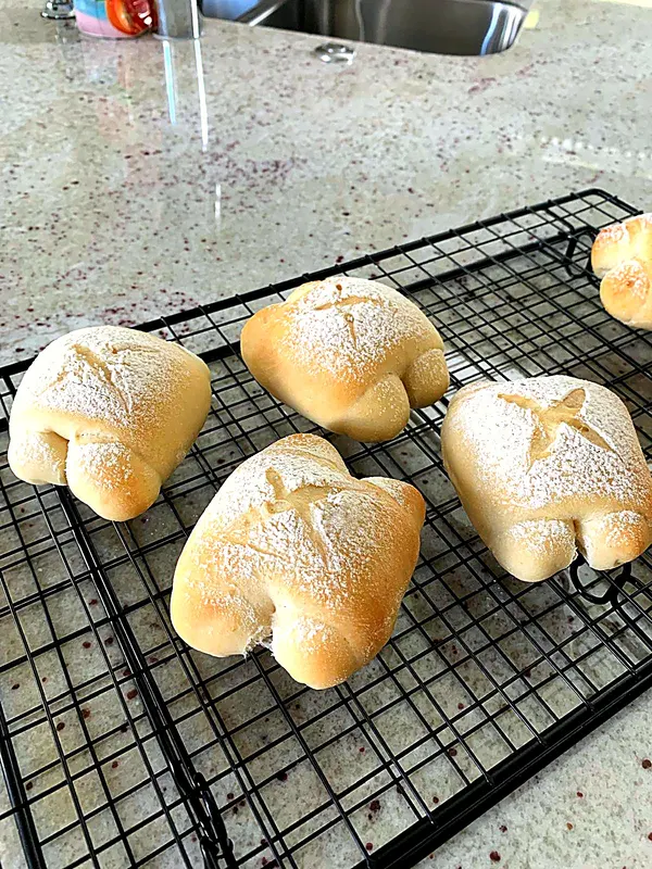 Panecillos espolvoreados con harina