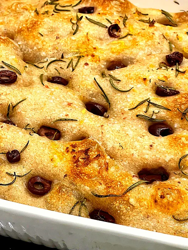 Focaccia con romero y aceitunas, de cerca