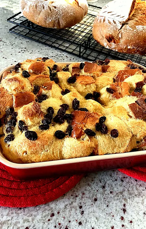Focaccia de aceitunas en su molde