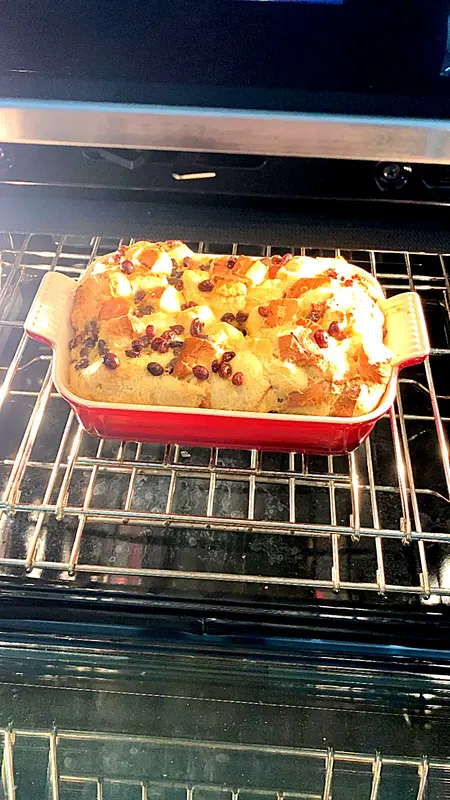 Focaccia de aceitunas creciendo en el horno