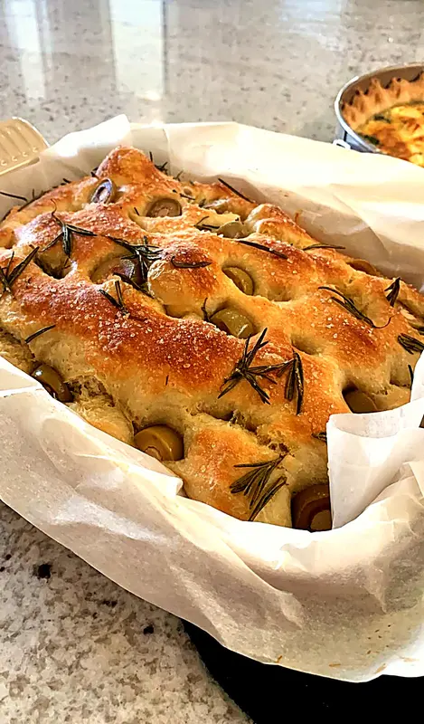 Una bandeja de focaccia de romero y aceitunas