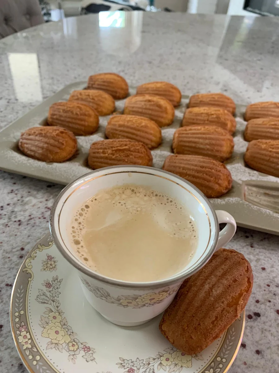 Magdalenas recién desmoldadas, con café