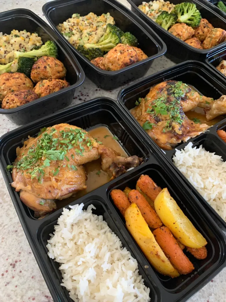 Pollo guisado con arroz y zanahorias y papas asadas, junto a albóndigas al horno