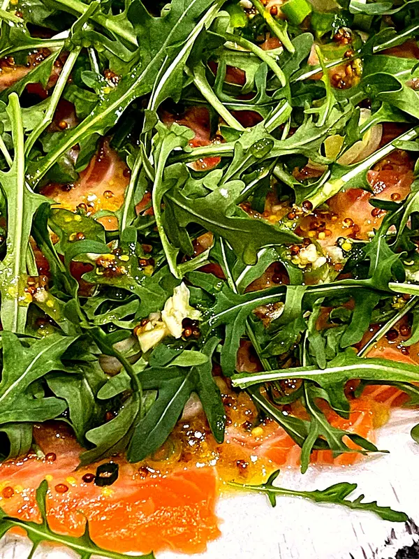 Crudo de salmón con cítricos y rúcula