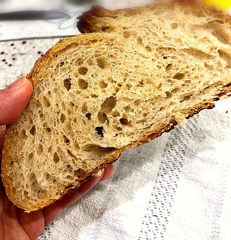 La miga abierta de una rebanada de masa madre