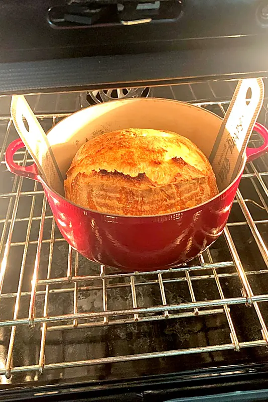 Masa madre horneándose en una olla de hierro